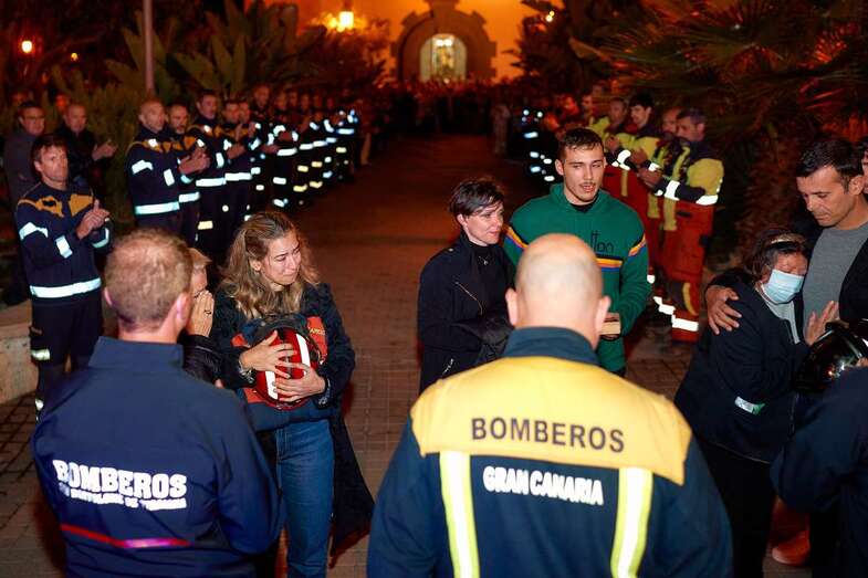 Emotivo homenaje al bombero fallecido/TA.